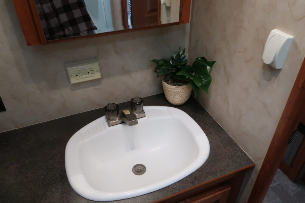 2008 Holiday Rambler Augusta 252DS--On Sale for $34,900!