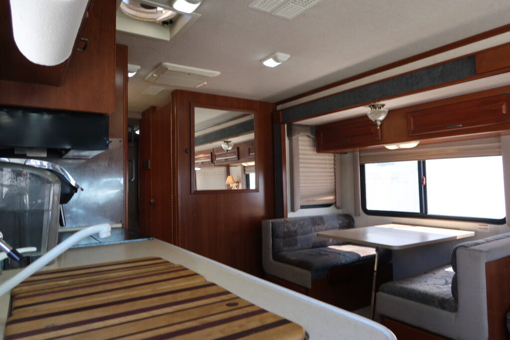 2004 FLEETWOOD BOUNDER 32W W/ LOTS OF UPGRADES! ON SALE FOR ONLY $23,900!!