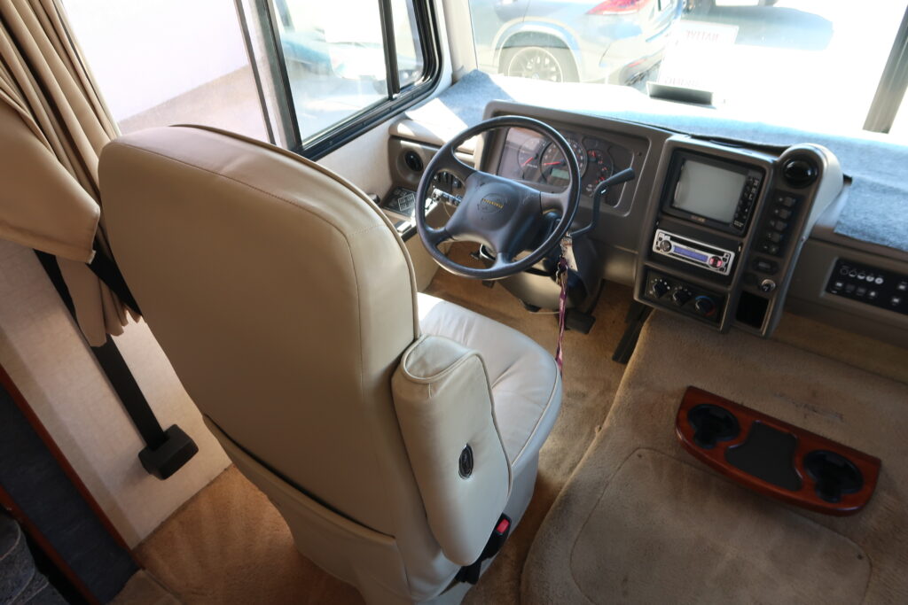 2004 FLEETWOOD BOUNDER 32W W/ LOTS OF UPGRADES! ON SALE FOR ONLY $23,900!!