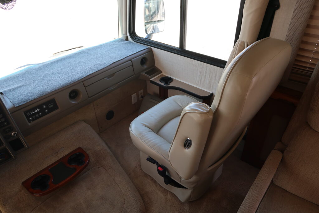 2004 FLEETWOOD BOUNDER 32W W/ LOTS OF UPGRADES! ON SALE FOR ONLY $23,900!!
