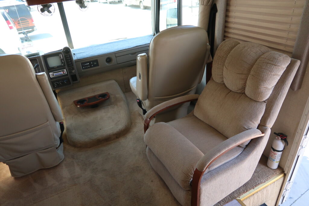 2004 FLEETWOOD BOUNDER 32W W/ LOTS OF UPGRADES! ON SALE FOR ONLY $23,900!!