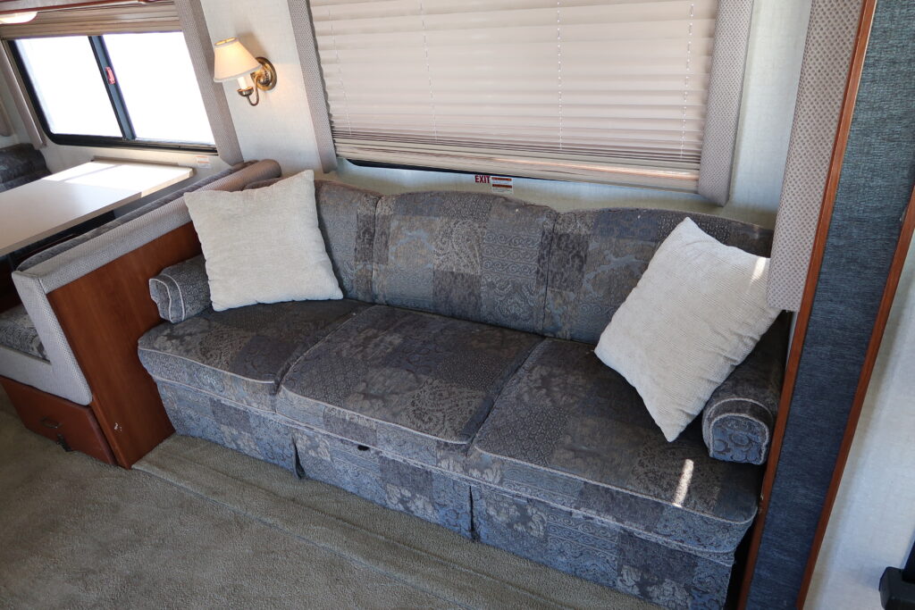 2004 FLEETWOOD BOUNDER 32W W/ LOTS OF UPGRADES! ON SALE FOR ONLY $23,900!!