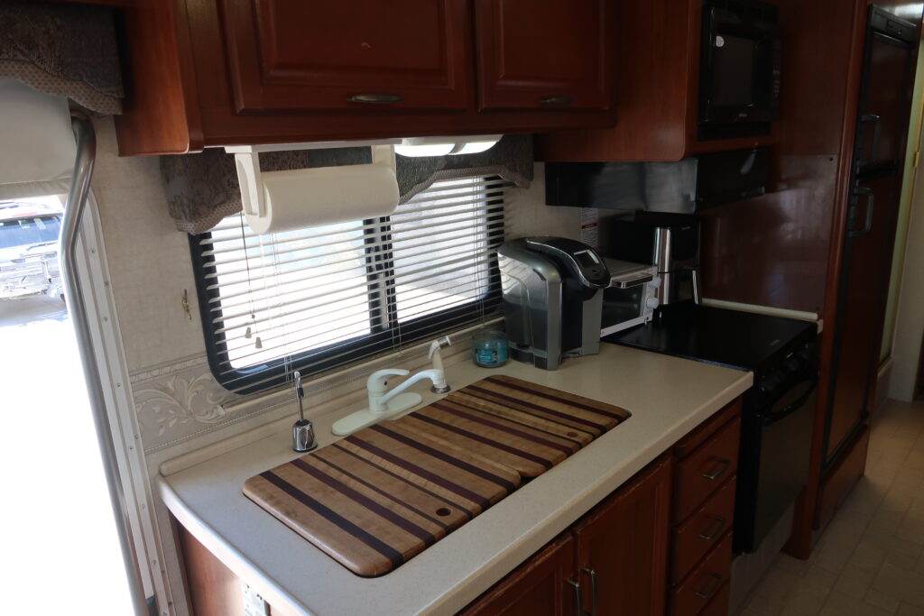 2004 FLEETWOOD BOUNDER 32W W/ LOTS OF UPGRADES! ON SALE FOR ONLY $23,900!!