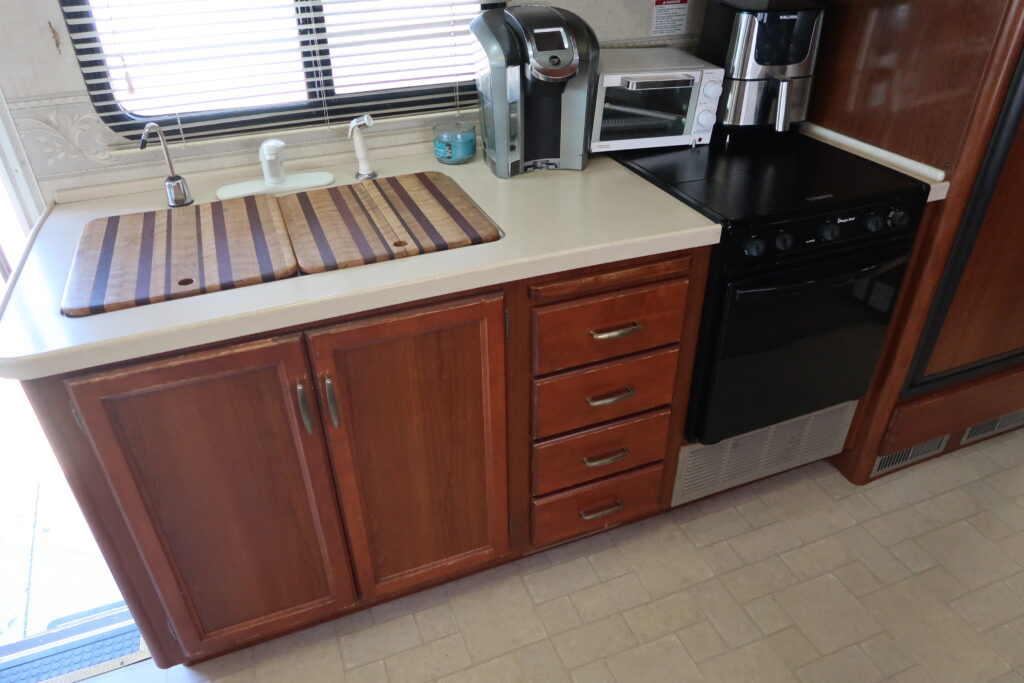 2004 FLEETWOOD BOUNDER 32W W/ LOTS OF UPGRADES! ON SALE FOR ONLY $23,900!!