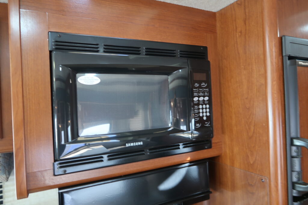 2004 FLEETWOOD BOUNDER 32W W/ LOTS OF UPGRADES! ON SALE FOR ONLY $23,900!!