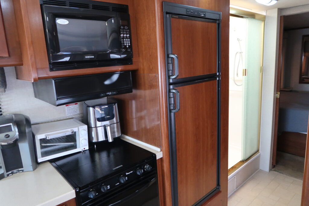 2004 FLEETWOOD BOUNDER 32W W/ LOTS OF UPGRADES! ON SALE FOR ONLY $23,900!!