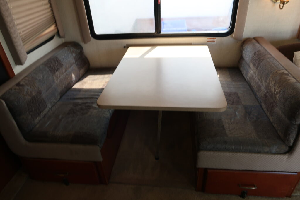 2004 FLEETWOOD BOUNDER 32W W/ LOTS OF UPGRADES! ON SALE FOR ONLY $23,900!!