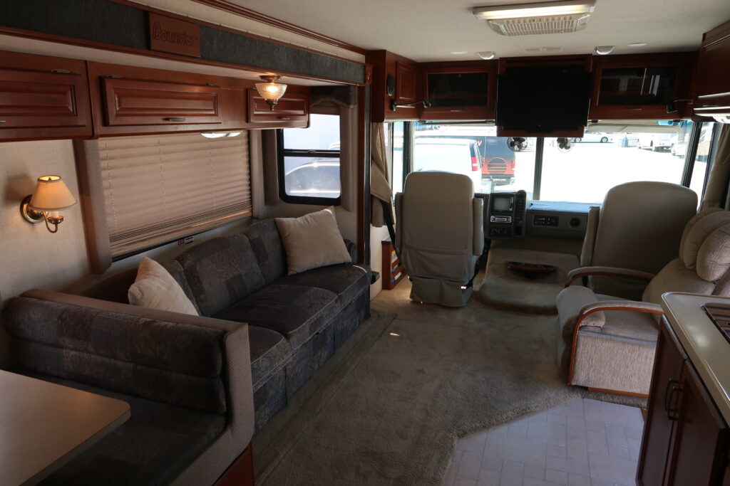 2004 FLEETWOOD BOUNDER 32W W/ LOTS OF UPGRADES! ON SALE FOR ONLY $23,900!!