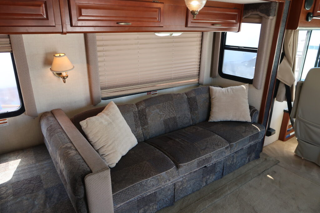2004 FLEETWOOD BOUNDER 32W W/ LOTS OF UPGRADES! ON SALE FOR ONLY $23,900!!