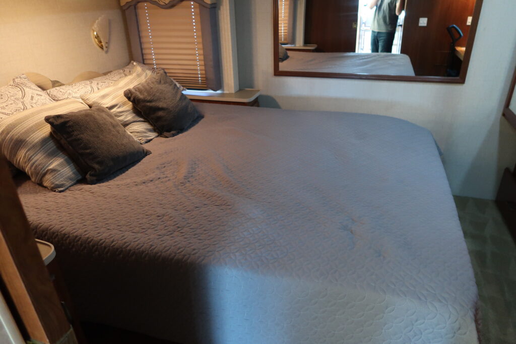 2004 FLEETWOOD BOUNDER 32W W/ LOTS OF UPGRADES! ON SALE FOR ONLY $23,900!!