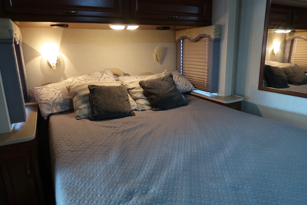 2004 FLEETWOOD BOUNDER 32W W/ LOTS OF UPGRADES! ON SALE FOR ONLY $23,900!!
