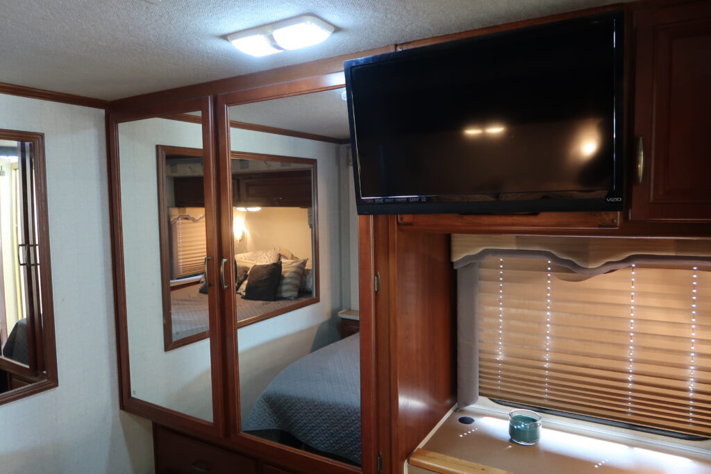 2004 FLEETWOOD BOUNDER 32W W/ LOTS OF UPGRADES! ON SALE FOR ONLY $23,900!!