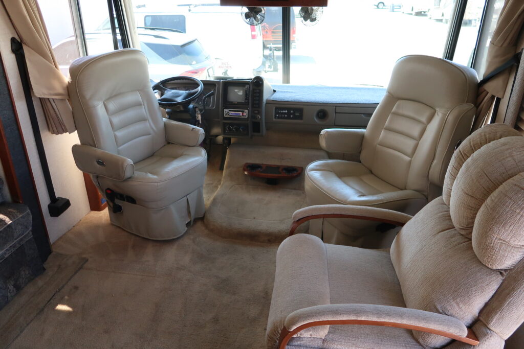 2004 FLEETWOOD BOUNDER 32W W/ LOTS OF UPGRADES! ON SALE FOR ONLY $23,900!!