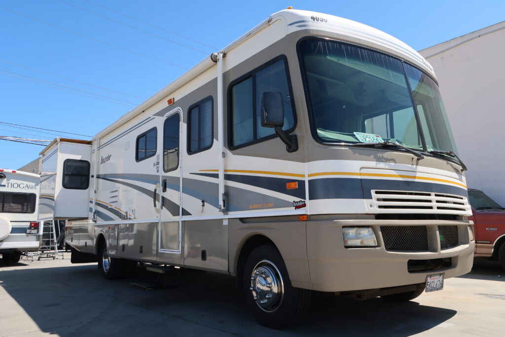 2004 FLEETWOOD BOUNDER 32W W/ LOTS OF UPGRADES! ON SALE FOR ONLY $23,900!!