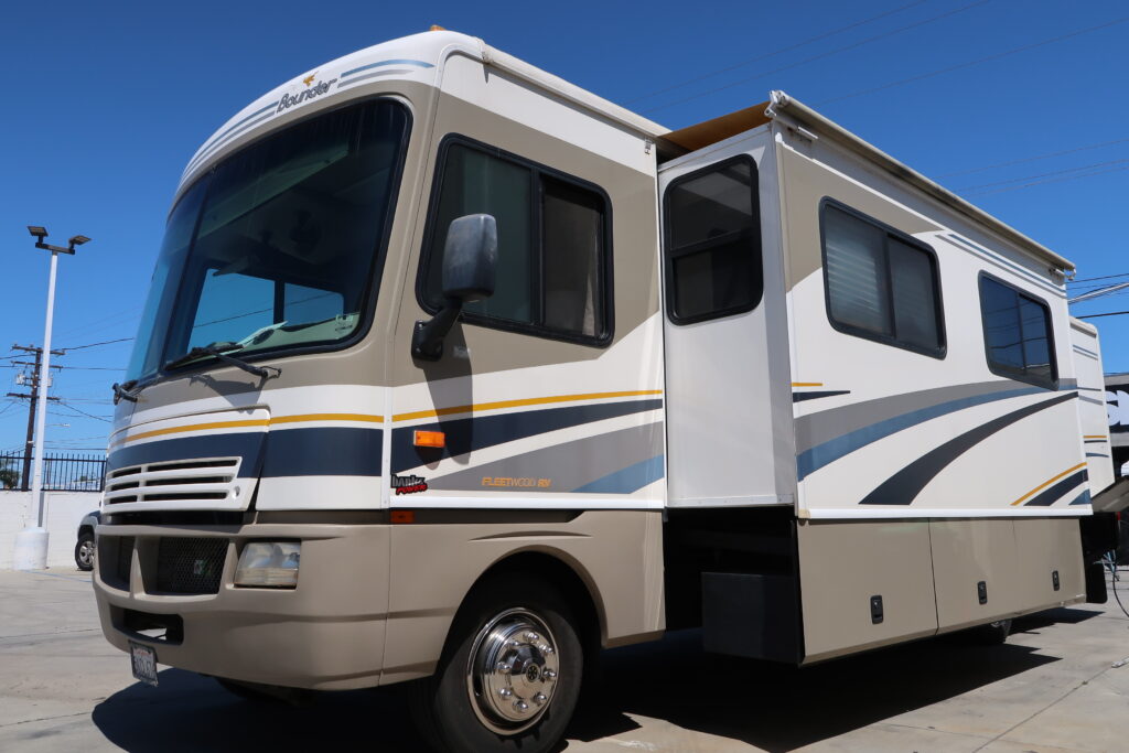 2004 FLEETWOOD BOUNDER 32W W/ LOTS OF UPGRADES! ON SALE FOR ONLY $23,900!!