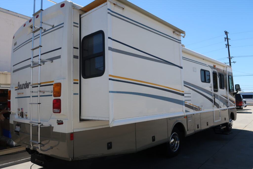 2004 FLEETWOOD BOUNDER 32W W/ LOTS OF UPGRADES! ON SALE FOR ONLY $23,900!!