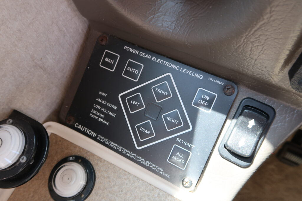 2004 FLEETWOOD BOUNDER 32W W/ LOTS OF UPGRADES! ON SALE FOR ONLY $23,900!!