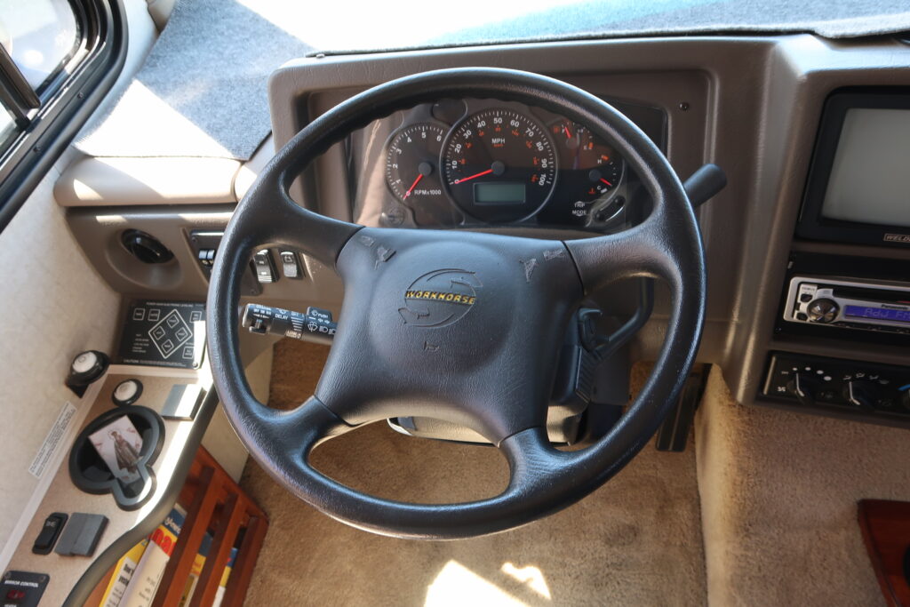 2004 FLEETWOOD BOUNDER 32W W/ LOTS OF UPGRADES! ON SALE FOR ONLY $23,900!!