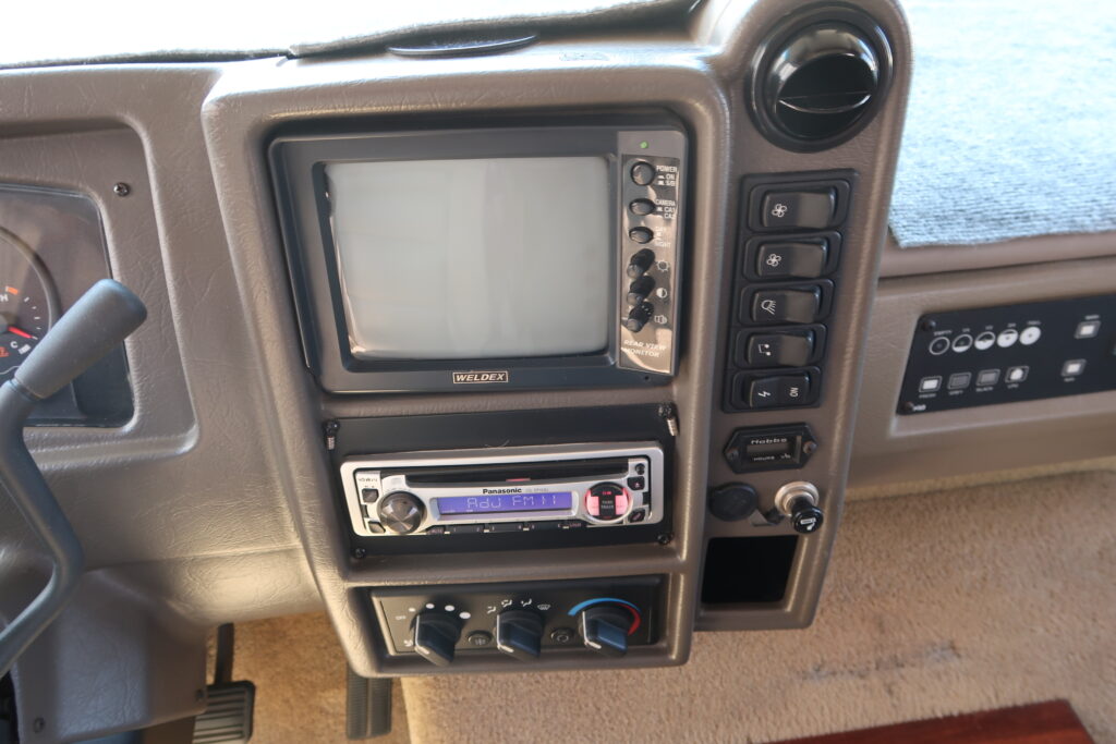 2004 FLEETWOOD BOUNDER 32W W/ LOTS OF UPGRADES! ON SALE FOR ONLY $23,900!!