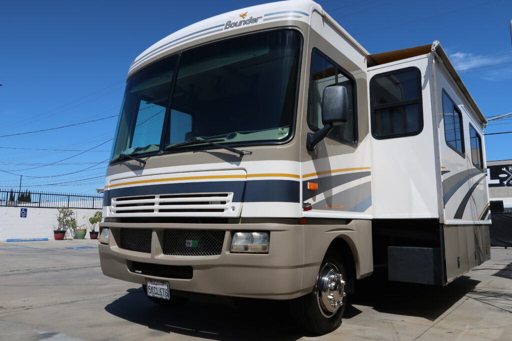 2004 FLEETWOOD BOUNDER 32W W/ LOTS OF UPGRADES! ON SALE FOR ONLY $23,900!!