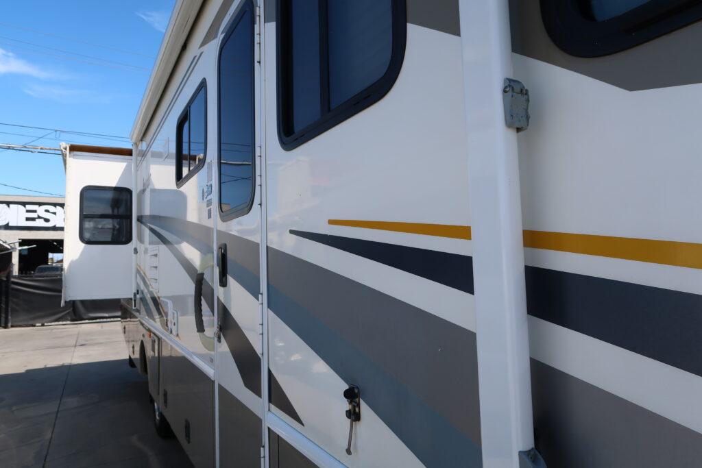 2004 FLEETWOOD BOUNDER 32W W/ LOTS OF UPGRADES! ON SALE FOR ONLY $23,900!!