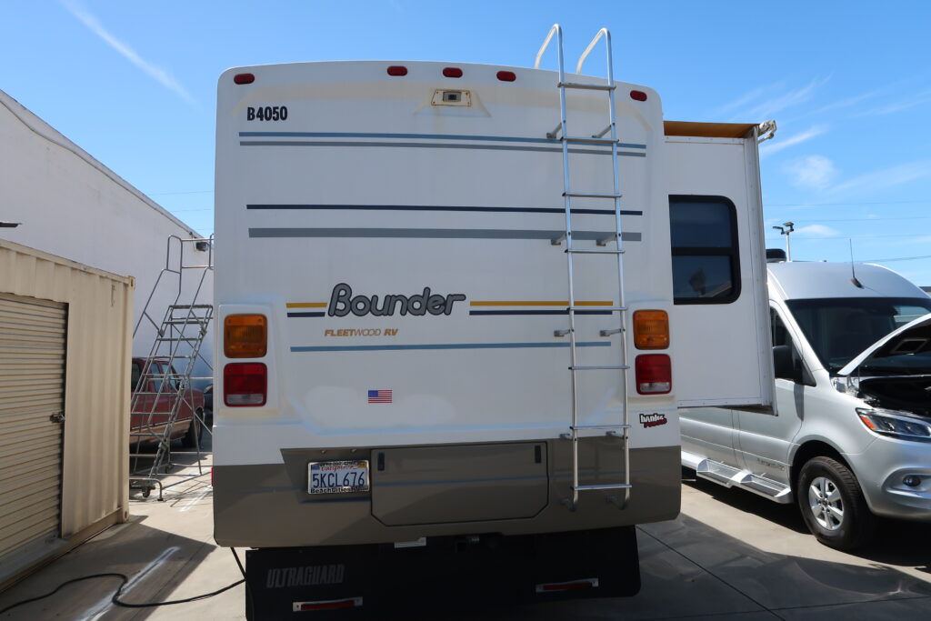 2004 FLEETWOOD BOUNDER 32W W/ LOTS OF UPGRADES! ON SALE FOR ONLY $23,900!!