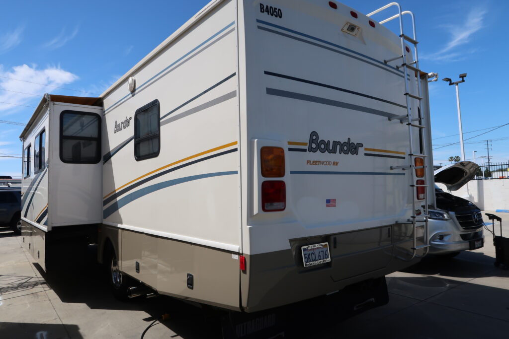 2004 FLEETWOOD BOUNDER 32W W/ LOTS OF UPGRADES! ON SALE FOR ONLY $23,900!!