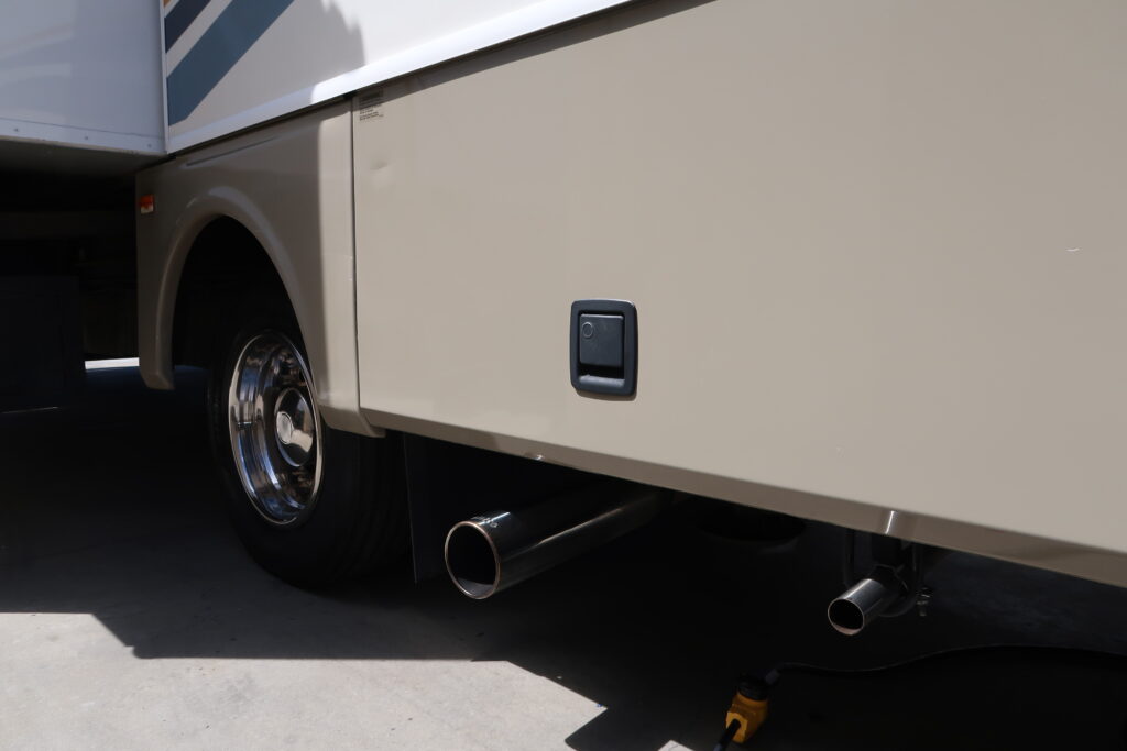 2004 FLEETWOOD BOUNDER 32W W/ LOTS OF UPGRADES! ON SALE FOR ONLY $23,900!!