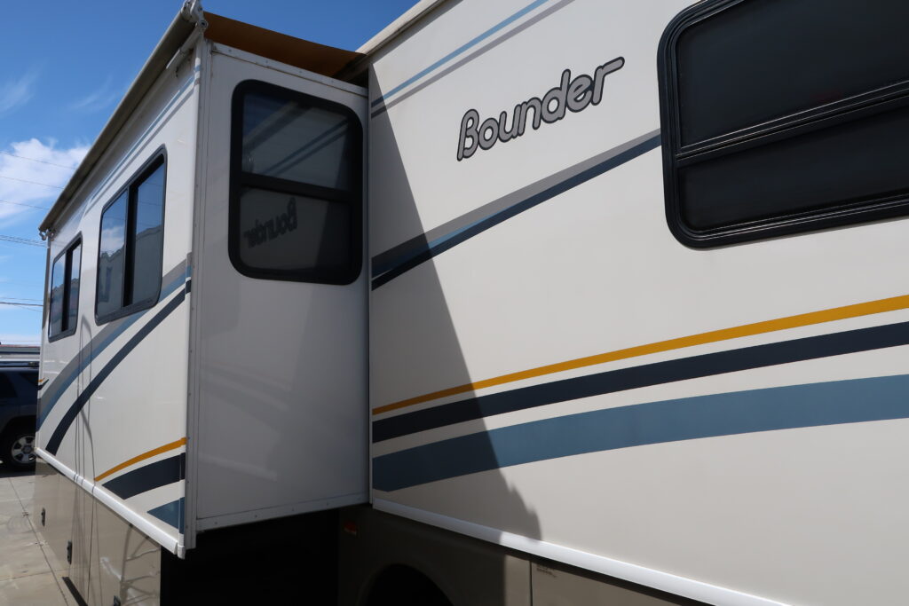 2004 FLEETWOOD BOUNDER 32W W/ LOTS OF UPGRADES! ON SALE FOR ONLY $23,900!!