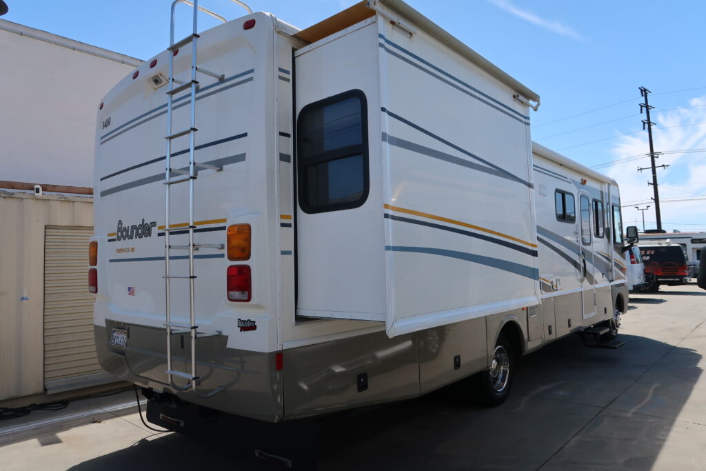 2004 FLEETWOOD BOUNDER 32W W/ LOTS OF UPGRADES! ON SALE FOR ONLY $23,900!!