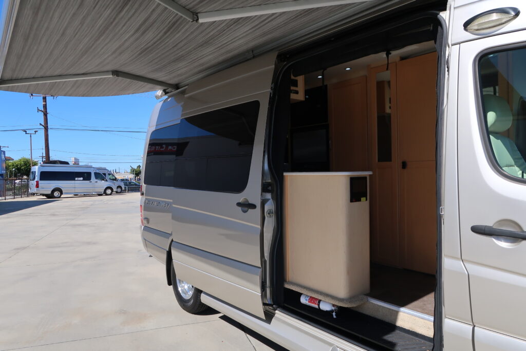 2018 PLEASURE WAY PLATEAU TS ---IMMACULATE CONDITION!! ONLY 18K MILES!!