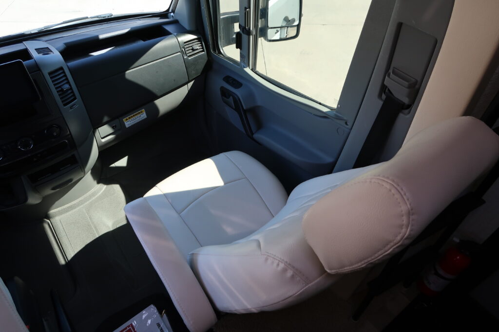 2016 WINNEBAGO NAVION 24J
