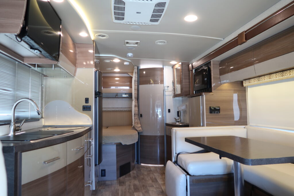 2016 WINNEBAGO NAVION 24J