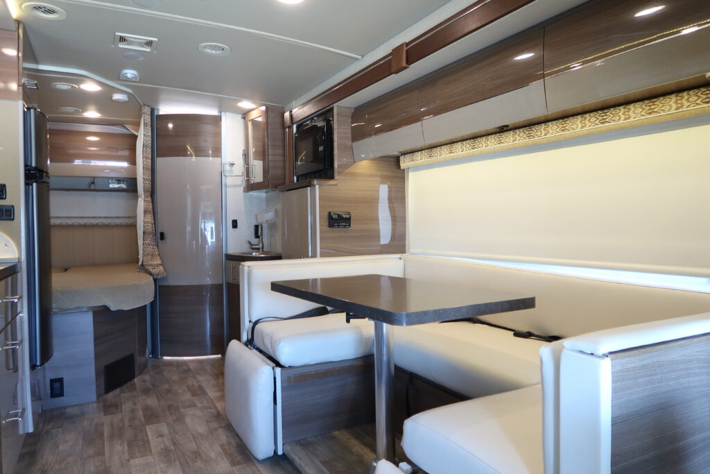 2016 WINNEBAGO NAVION 24J