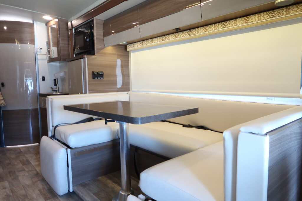 2016 WINNEBAGO NAVION 24J