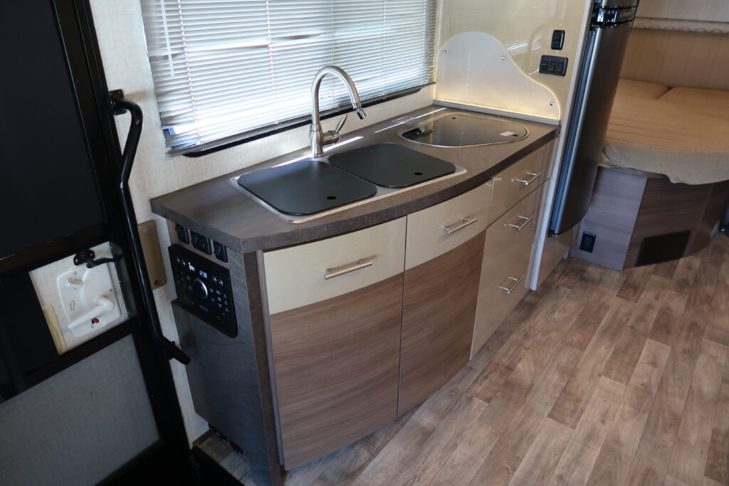 2016 WINNEBAGO NAVION 24J