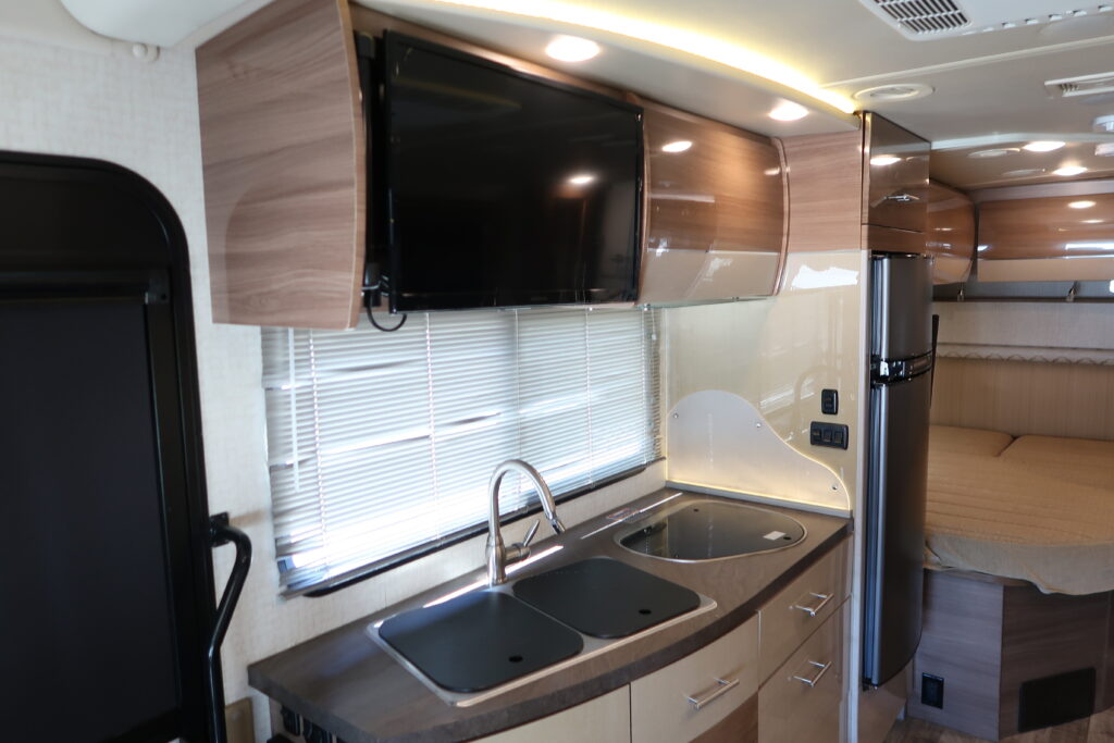 2016 WINNEBAGO NAVION 24J