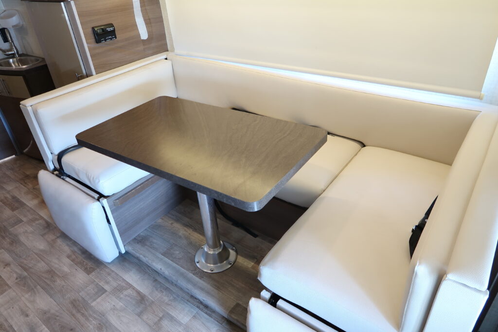 2016 WINNEBAGO NAVION 24J
