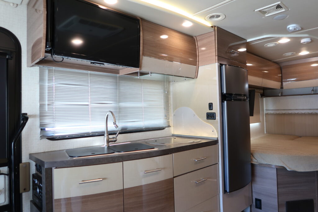 2016 WINNEBAGO NAVION 24J
