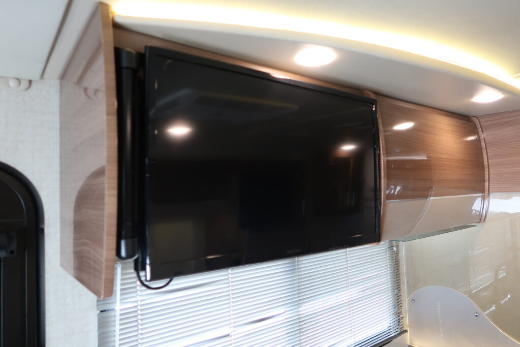 2016 WINNEBAGO NAVION 24J