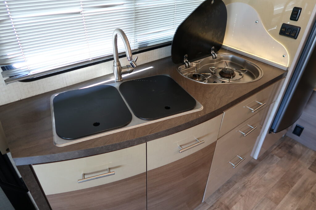 2016 WINNEBAGO NAVION 24J