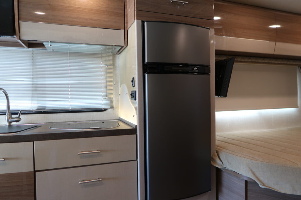 2016 WINNEBAGO NAVION 24J