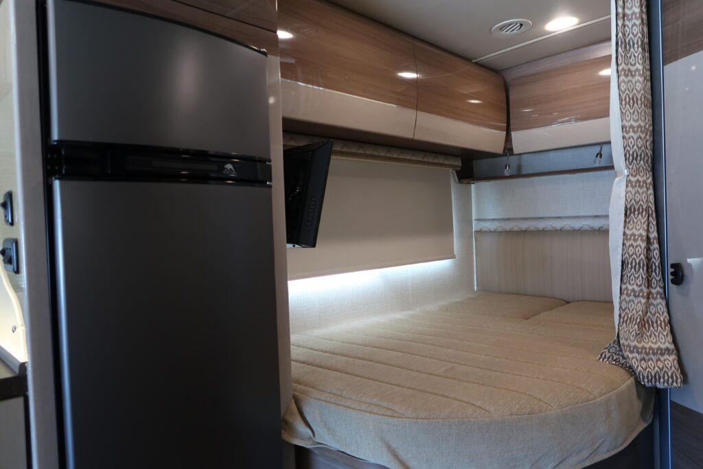 2016 WINNEBAGO NAVION 24J