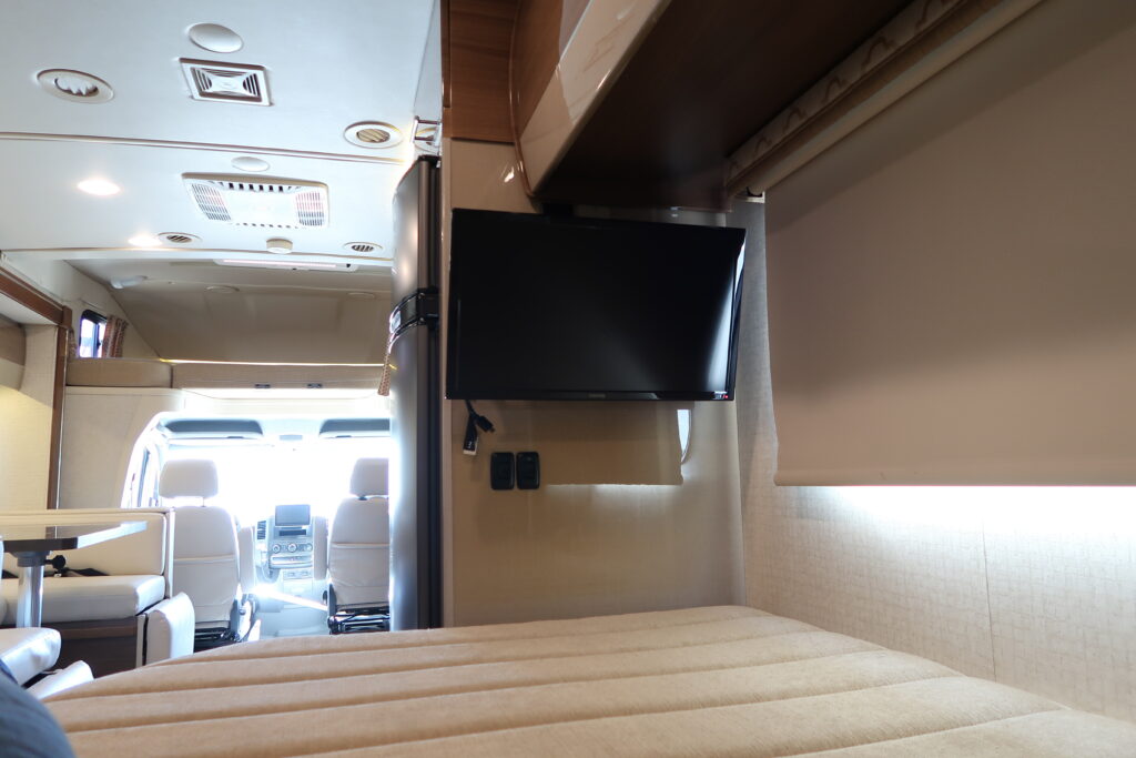 2016 WINNEBAGO NAVION 24J