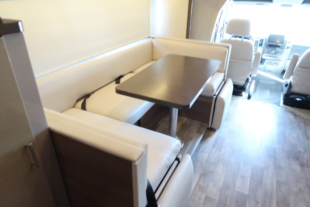 2016 WINNEBAGO NAVION 24J