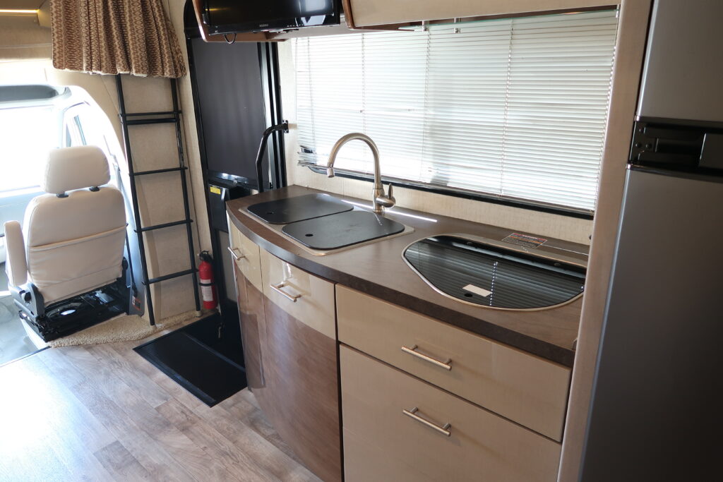 2016 WINNEBAGO NAVION 24J