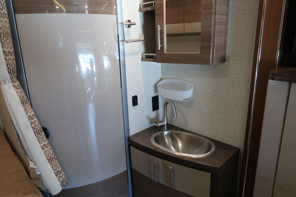 2016 WINNEBAGO NAVION 24J