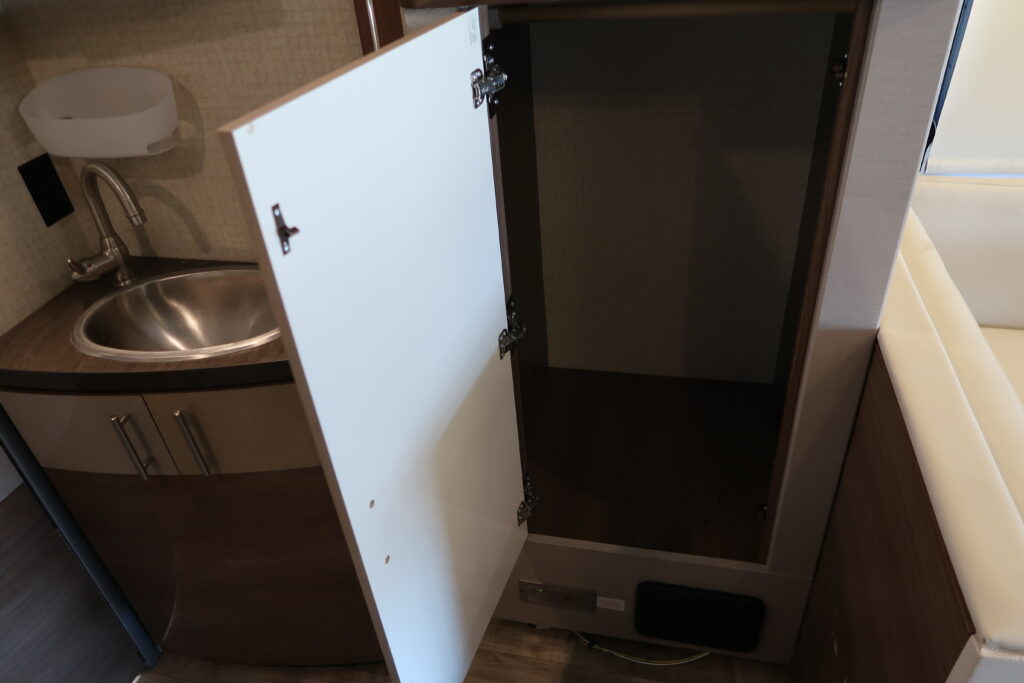 2016 WINNEBAGO NAVION 24J