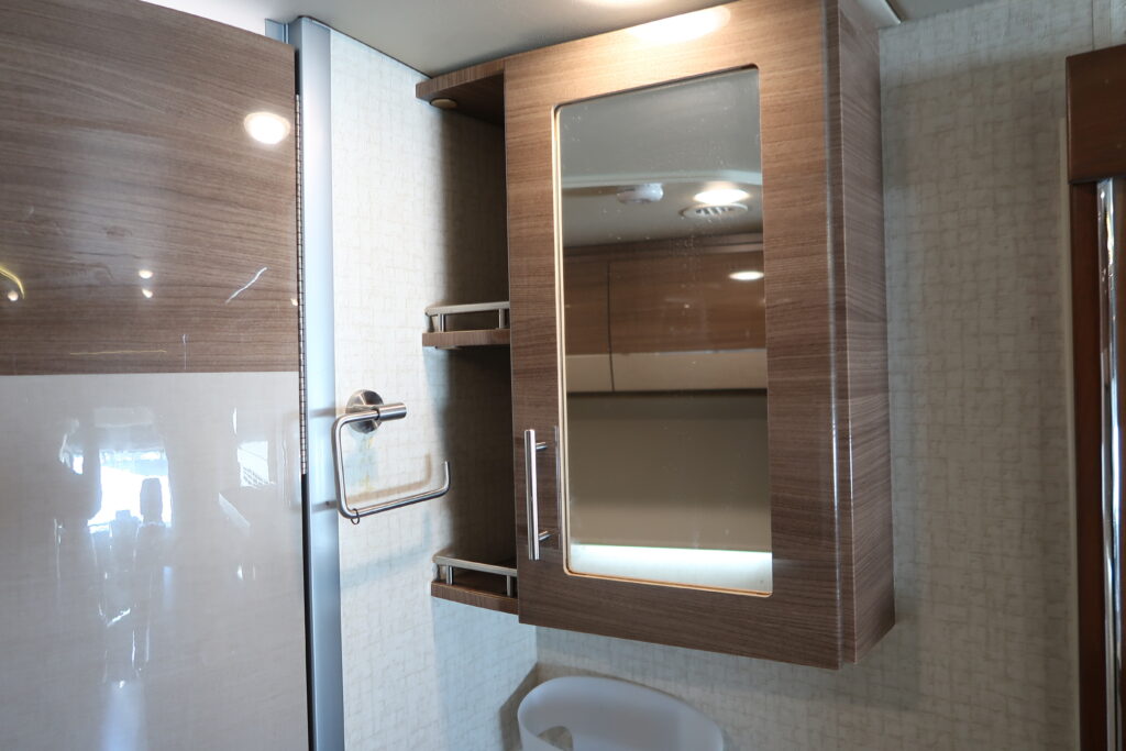 2016 WINNEBAGO NAVION 24J