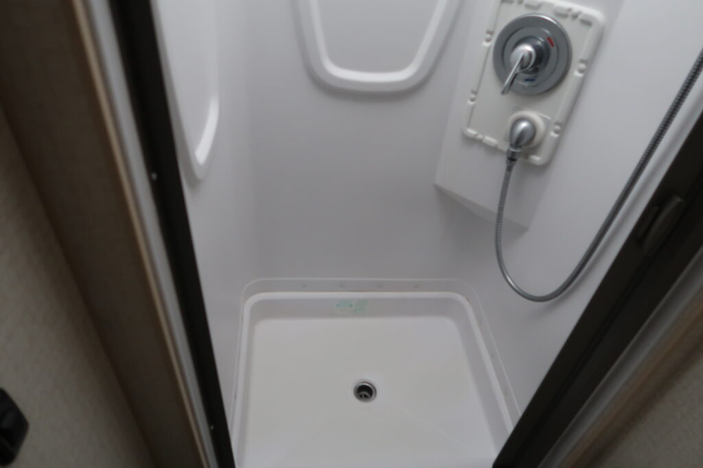 2016 WINNEBAGO NAVION 24J